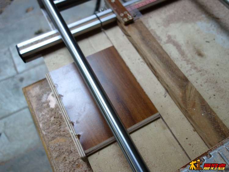 用直線光軸做的導(dǎo)軌鋸